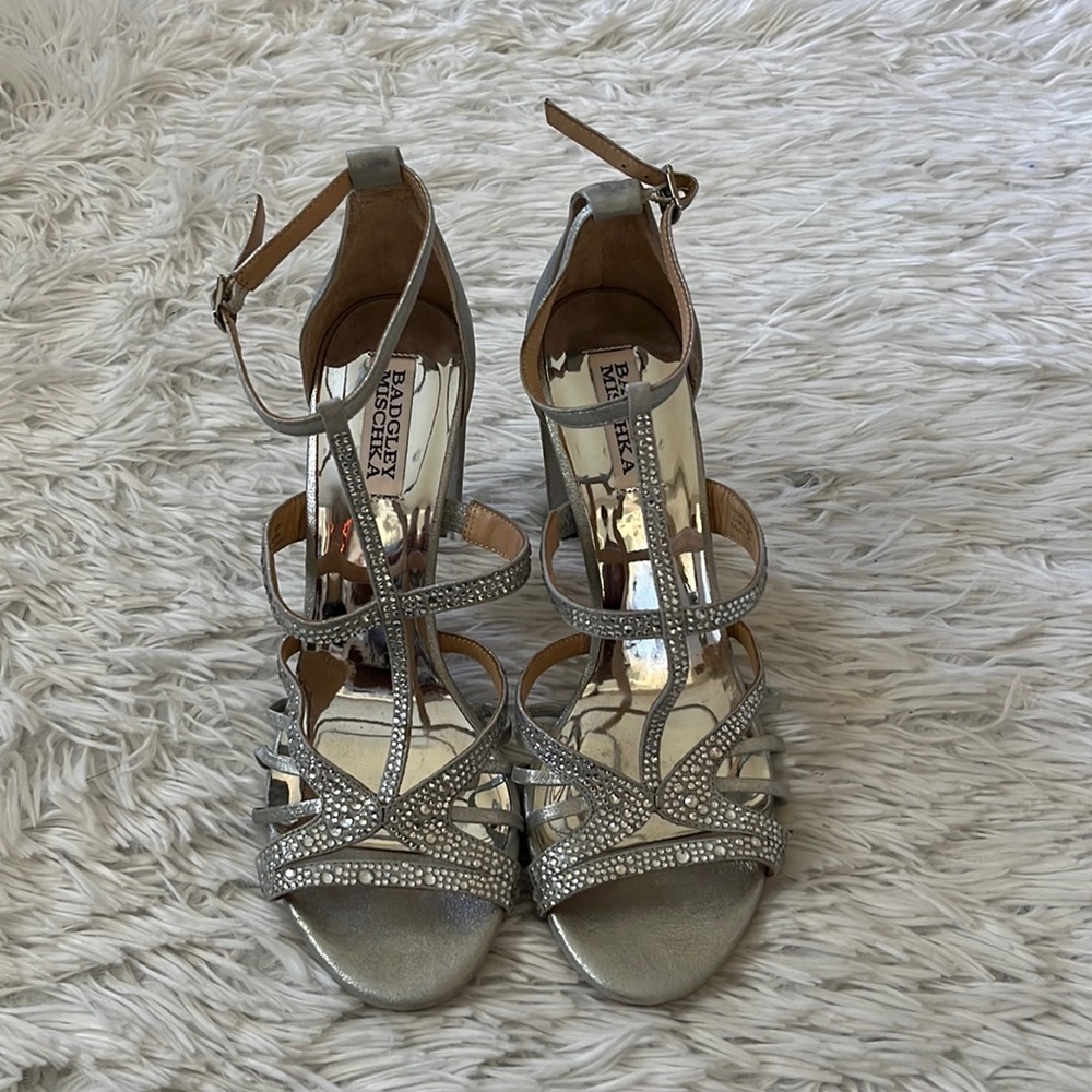 New BADGLEY MISCHIKA Women’s Metallic Silver embellished Heels size 8.5